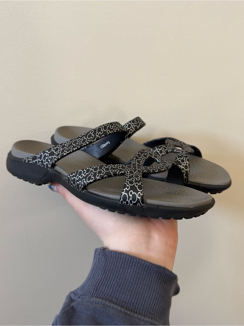 Crocs x Disney Minnie Mouse Meleen twist slip on sandals - 6 women’s LIKE NEW 💜 - Picture 2 of 3
